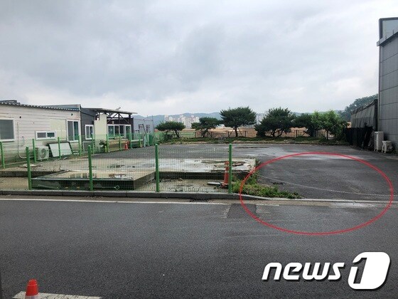 사건의 발단이 된 곳(빨간원)에 주차한 A씨.© 뉴스1 DB