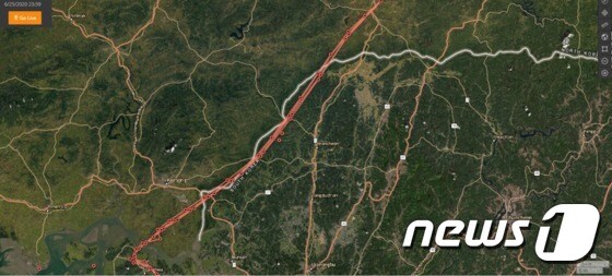 사진은 4개의 풍선이 강화를 출발해 북한 국경(흰색 선)을 지나는 모습. 붉은 선(GPS이동경로)은 풍선이 이동하는 경로이다.(NK News 제공)© 뉴스1
