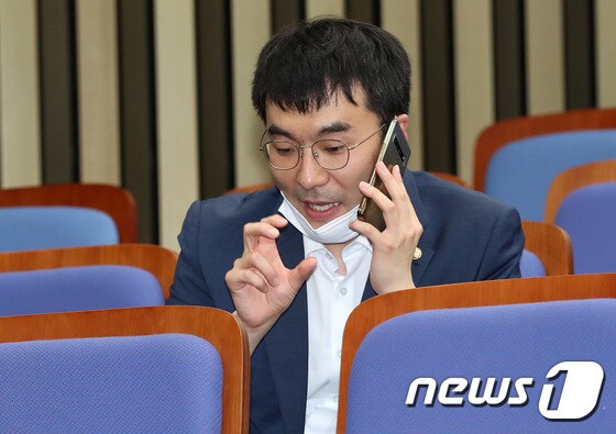 김남국 더불어민주당 의원이 2020년 6월 26일 오후 서울 여의도 국회에서 열린 의원총회에 참석해 전화 통화를 하고 있는 모습. © News1 DB