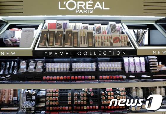 FILE PHOTO: A cosmetic display of French cosmetics group L'Oreal at the Nice International Airport, in Nice, France, October 10, 2018. REUTERS/Eric Gaillard/File Photo
