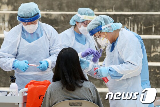 의료진이 검체 채취를 하고 있다. /뉴스1 © News1 이승배 기자