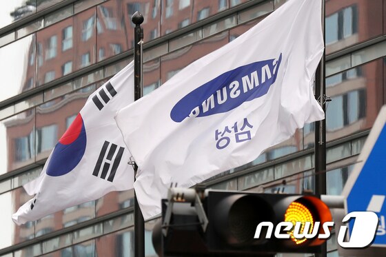 서울 서초구 삼성전자 서초사옥에 게양된 삼성 깃발이 바람에 펄럭이고 있다. 2020.6.29/뉴스1 © News1 민경석 기자