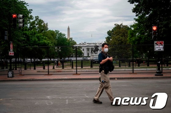 백악관 인근 새롭게 설치된 보안 펜스 주변을 경비하는 미 비밀경호국 관계자. © AFP=뉴스1