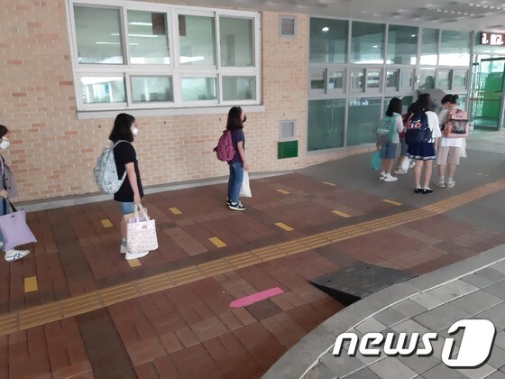 교실로 들어서는 신풍초교 학생들.© 뉴스1 유재규 기자