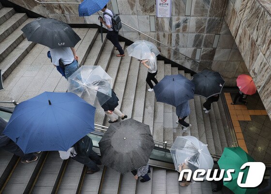 전국에 비가 내린 30일 오전 서울 종로구 광화문 일대에서 우산을 쓴 시민들이 출근을 하고 있다. 2020.6.30/뉴스1 © News1 이성철 기자