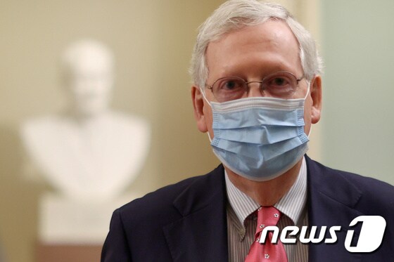 미국 공화당 상원 대표인 미치 맥코넬 의원이 마스크를 착용하고 있다. © 로이터=뉴스1
