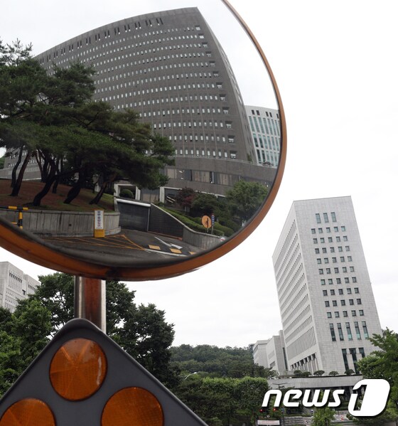 서울중앙지검(거울 안)과 대검찰청 모습. 2020.6.30/뉴스1 © News1 황기선 기자