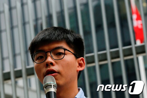 홍콩 민주화 시위를 이끌어온 조슈아 웡 데모시스토당 비서장이 비서장 자리에서 물러났다. <자료사진> © 로이터=뉴스1