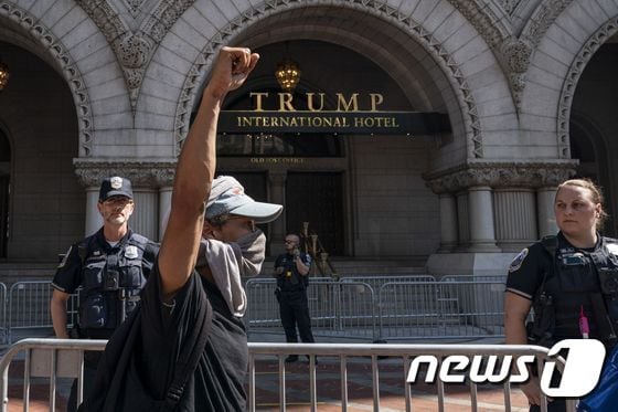 3일(현지시간) 워싱턴 펜실베이니아 애비뉴에 있는 트럼프 인터내셔널 호텔 앞에서 흑인 조지 플로이드의 사망에 항의하는 시위대가 구호를 외치고 있다. © AFP=뉴스1 © News1 우동명 기자