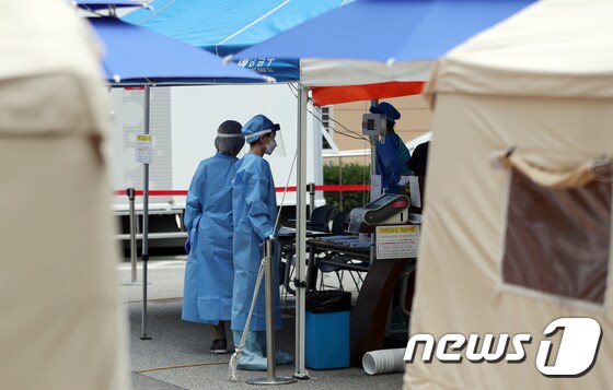 4일 서울 강남구 보건소에 마련된 선별진료소에서 의료진들이 분주히 움직이고 있다. /뉴스1 © News1 구윤성 기자