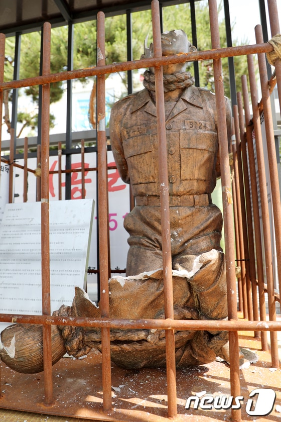 4일 오후 광주 동구 5·18민주광장에 전시된 '무릎꿇은 전두환' 동상이 두동강 나 부서져있다.2020.6.4/뉴스1 © News1 허단비 기자