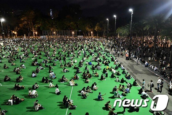 톈안먼 31주년 추모 행사를 위해 빅토리아 공원으로 모여든 홍콩 시민들 © AFP=뉴스1