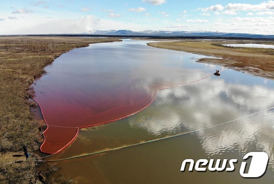 기름 유출로 붉게 물든 암바르나야강. © AFP=뉴스1