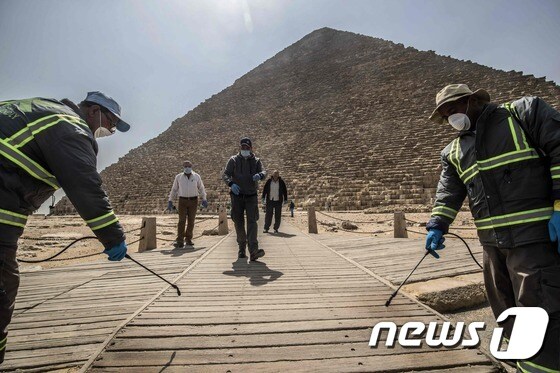 방역요원들이 이집트 피라미드 앞에서 방역을 실시하고 있다. © AFP=뉴스1