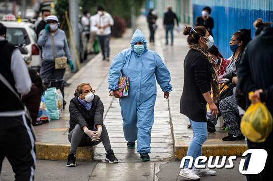 페루의 한 시내 거리. 행인들이 모두 마스크를 쓰고 있다. © AFP=뉴스1