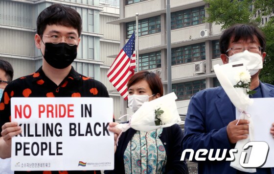 국가폭력에 대항하는 아시아 공동행동 활동가들이 5일 오전 서울 광화문 광장에서 조지 플로이드 살해사건 규탄 및 반차별 공동행동 기자회견을 하고 있다. 2020.6.5/뉴스1 © News1 박정호 기자