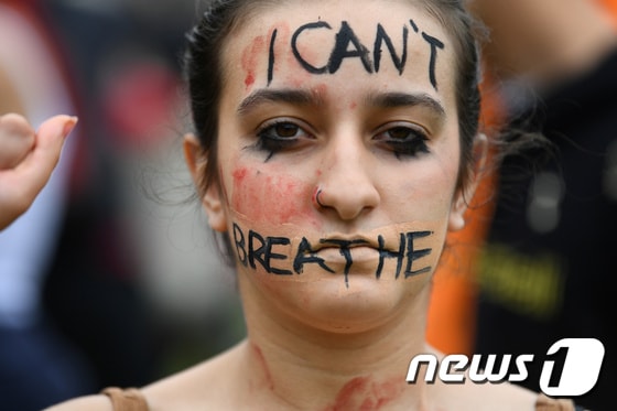 3일 런던 시위에 참가한 한 여성이 얼굴에 'I can't breathe'를 새겨 넣었다. © 로이터=뉴스1 © News1 