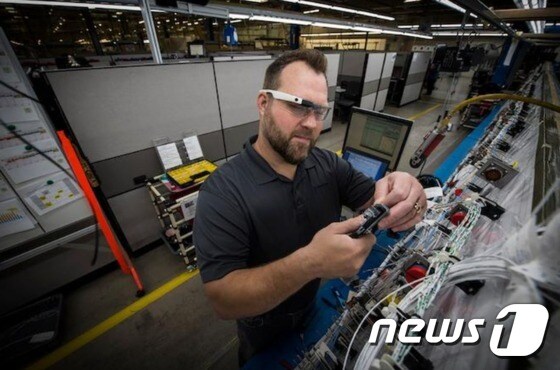 미국 항공기 제조업체인 보잉이 구글글라스를 사용하고 있다. 사진은 보잉의 전기제품 센터에서 구글글라스를 사용해 작업중인 모습이다. <포브스 갈무리> © 뉴스1