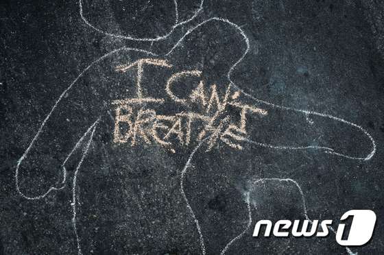 지난 3일 LA에서 시위대들이 도로 바닥에 조지 플로이드를 추모하기 위해 'I can't breathe'라는 그래피티를 그려 놓았다. © AFP=뉴스1 © News1 