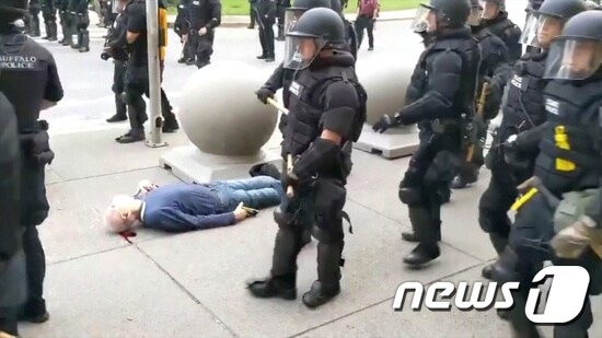 4일(현지시간) 뉴욕주 버팔로에서 시위 도중 경찰에 떠밀려 넘어진 75세의 시위자 마틴 구기노가 땅에 쓰러져 있다. © 로이터=뉴스1