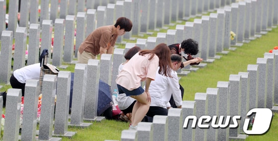 현충일인 6일 전북 임실군 국립임실호국원을 찾은 유족들이 묘비에 참배를 하고 있다. 2020.6.6/뉴스1 © News1 유경석 기자
