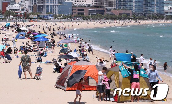 '안전개장' 첫 주말을 맞은  지난달 7일 부산 해운대 해수욕장을 찾은 관광객들이 휴식을 즐기고 있다. © News1 