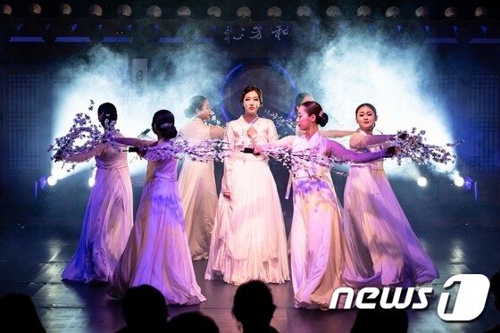 전북 정읍시가 ‘코로나19’로 지친 일상을 치유할 수 있는 다채로운 공연을 마련했다. 한옥자원 활용 야간 상설공연 ‘가인과 예가주’ 공연 장먄 © 뉴스1