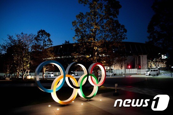 일본 도쿄올림픽 주경기장인 신국립경기장에 설치돼 있는 올림픽 오륜 조형물. © AFP=뉴스1