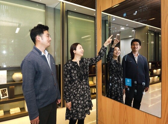 삼성물산 관계자들이 ‘래미안 IoT 플랫폼’을 시연하는 모습.© 뉴스1
