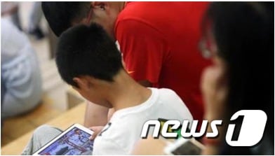 휴대전화 게임을 즐기고 있는 중국 학생 -  웨이보 갈무리 © 뉴스1