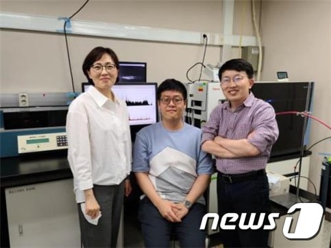 왼쪽부터 김빛내리 RNA 연구단장(공동교신저자), 배종우 연구원(제1저자), 김종서 책임연구원(공동교신저자).© 뉴스1