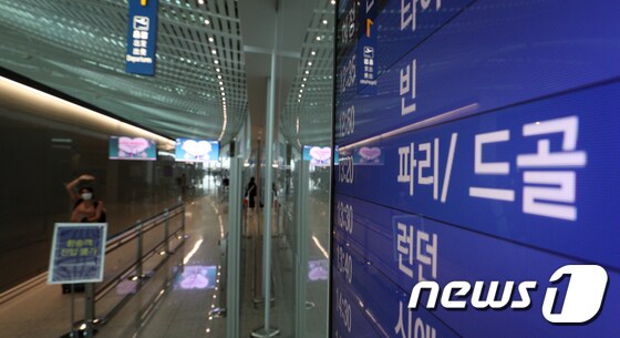 유럽연합(EU)이 한국에 대해 입국 제한을 해제한다고 밝힌 지난 1일, 인천국제공항 출국장 전광판에 유럽행 비행기 출발 정보가 나타나 있다. © News1 