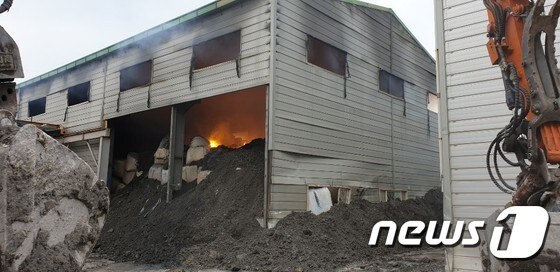 경남 김해의 한 알루미늄 폐기물 보관 창고에서 화재가 발생했다. © 뉴스1