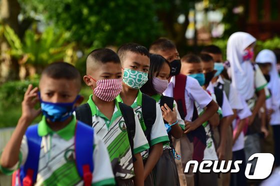 지난 1일 태국 남부 나라티왓 주에 있는 한 초등학교에서 학생들이 마스크를 쓴 채 교실 입장을 준비하고 있다.© AFP=뉴스1