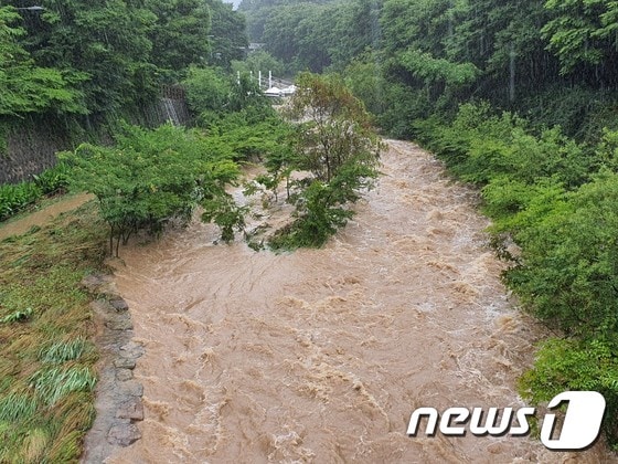 10일 오후 부산 해운대구 좌동 춘천에 폭우로 흙탕물이 흐르고 있다..2020.7.10/뉴스1 © News1 노경민 기자