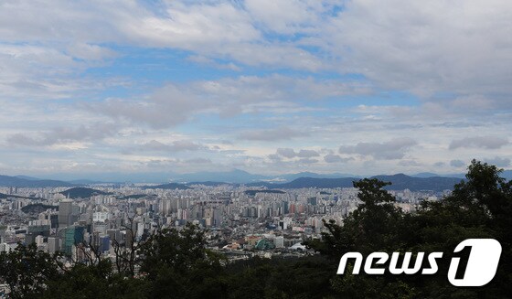 비가 그치고 맑은 날씨를 되찾은 10일 오후 서울 남산타워에서 보이는 도심 위로 파란 하늘이 드러나고 있다. 2020.7.10/뉴스1 © News1 이성철 기자