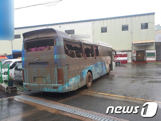 10일 호우경보가 내린 부산 사하구의 한 관광버스 차고지 위 야산에서 토사가 쏟아져 버스 8대가 파손됐다. (부산소방본부 제공)2020.7.10/뉴스1 © News1 여주연 기자