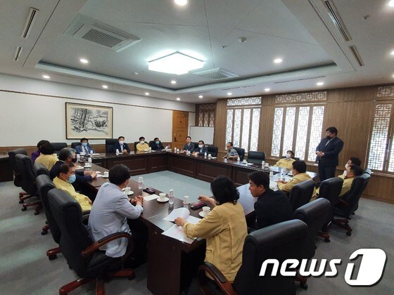 대전시의회 민주당 소속 의원들이 지난 9일 전체의원 간담회를 열고 후반기 원구성 문제를 논의하고 있다.© 뉴스1