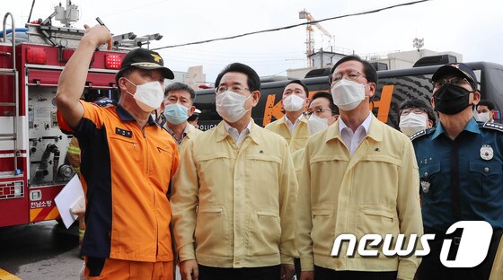 김영록 지사는 10일 고흥 화재현장을 방문, 수습에 총력을 기울이라고 지시했다.(전남도 제공)2020.7.10 /뉴스1 © News1 