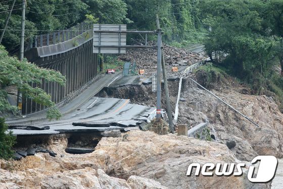 6일 일본 구마토현 아시키타 구마강 인근에 내린 집중호우로 파괴된 도로. © AFP=뉴스1