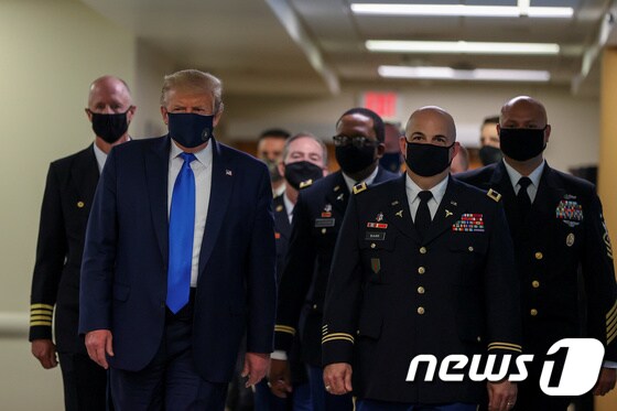 트럼프 대통령이 마스크를 착용하고 워싱턴 외곽의 월터 리드 국립군사의료원을 방문했다. © 로이터=뉴스1