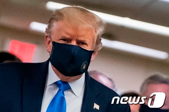11일(현지시간) 트럼프 대통령이 올해 초 코로나19 바이러스가 미국 전역에 퍼지기 시작한 이후 공식석상에서 최초로 마스크를 착용한 모습을 드러냈다. © AFP=뉴스1  
