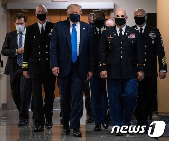 트럼프 대통령을 수행한 참모들과 군 장성들도 모두 마스크를 착용한 모습이다. © AFP=뉴스1  