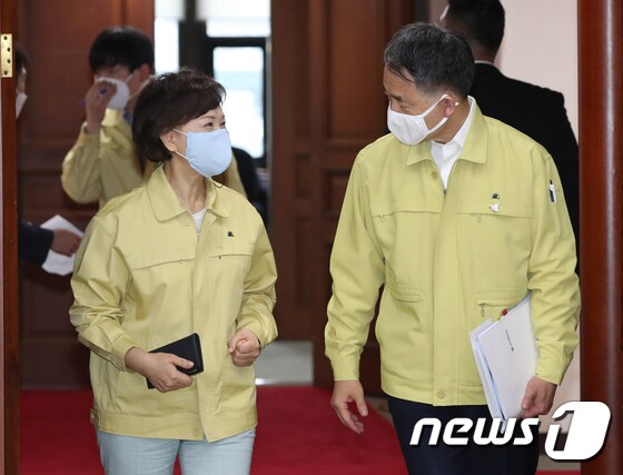 '코로나19 대응 회의' 참석하는 박능후 장관과 이의경 식약처장