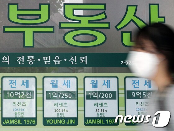 정부가 22번째 부동산 대책을 놓은 가운데 12일 서울시내 한 부동산 공인중개사 사무소에 매물 전단이 붙어있다. 2020.7.12/뉴스1 © News1 황기선 기자