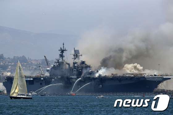 美 해군 함정에서 대형 폭발과 화재로 18명 부상 