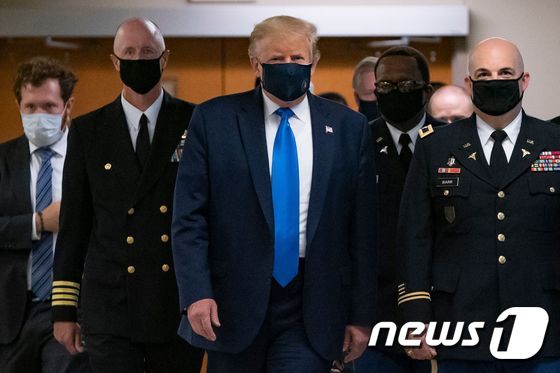 마스크 쓴 트럼프 미 대통령…공식 석상서 첫 착용 
