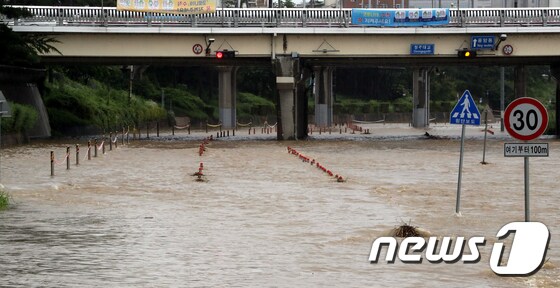 충북 청주시는 많은 양의 비가 예보된 13일 오후 3시10분을 기해 무심천 하상도로의 통행을 제한했다.(사진은 기사 내용과 무관함) / 뉴스1 © News1