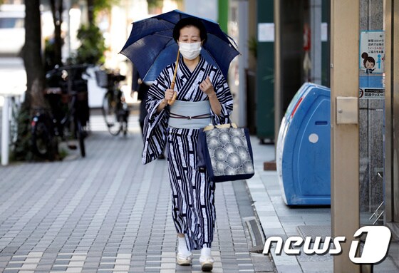 일본 도쿄 길거리에서 우산을 쓴 여성이 걸어가고 있다. © 로이터=뉴스1 자료사진