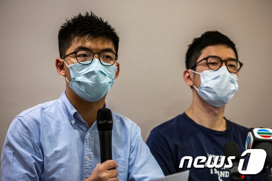 홍콩 유명 반체제 인사 네이선 로(사진 오른쪽)와 조슈아 웡(왼쪽) © AFP=뉴스1